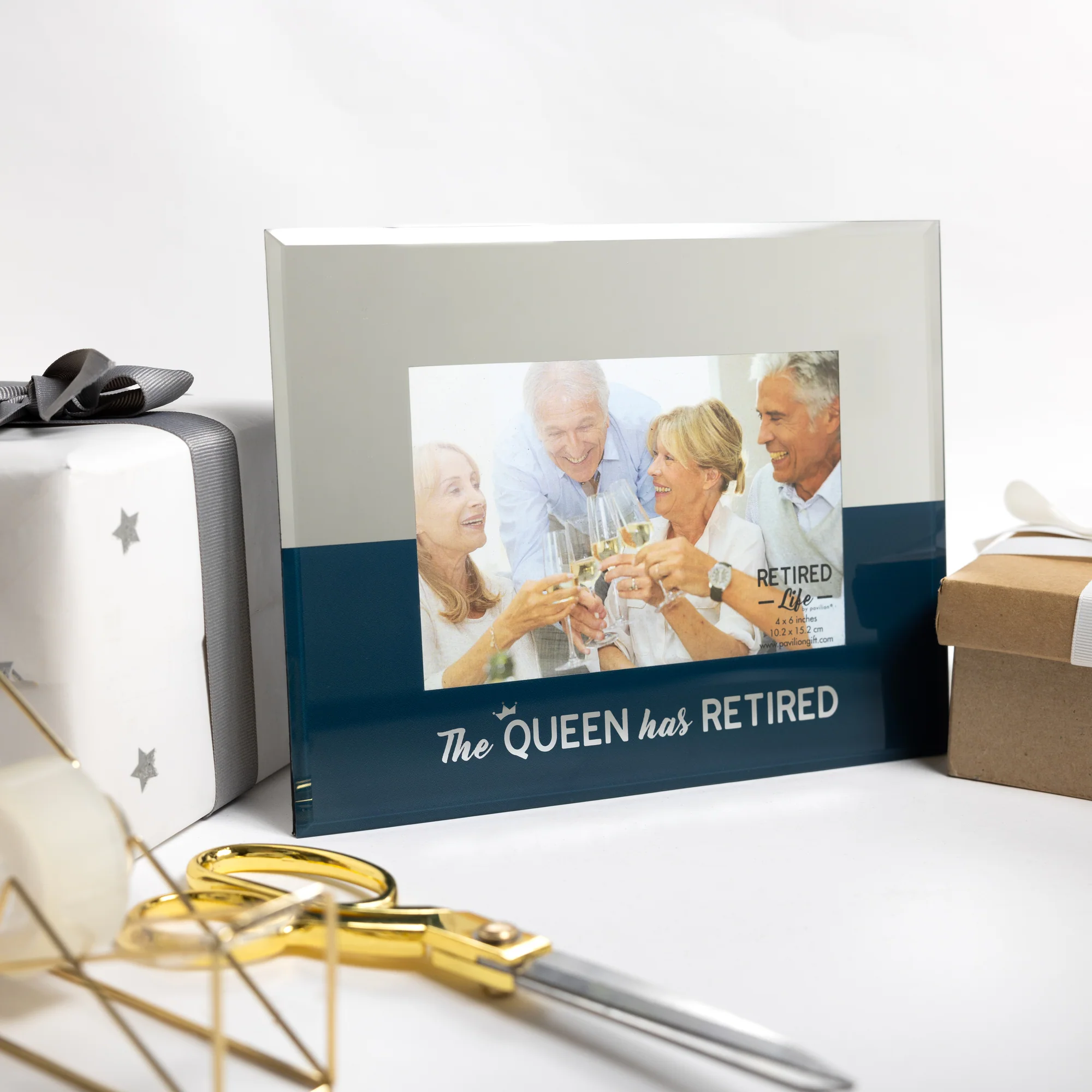 The Queen 9" x 7" Mirrored Glass Frame (Holds 6" x 4") - Image 4
